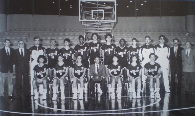 Formazione del Pool Comense Campione d’Italia 1992: Viviana Ballabio, Brena, Daedra Charles, Elisabetta Cesarini, Mara Fullin, Laura Gaudenzio, Bridgette Gordon, Deborah Mari, Stefania Passaro, Renata Salvestrini, Valerie Still, Silvia Todeschini. Allenatore: Aldo Corno